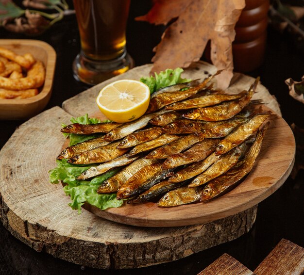 Pescado frito servido con limón y lechuga