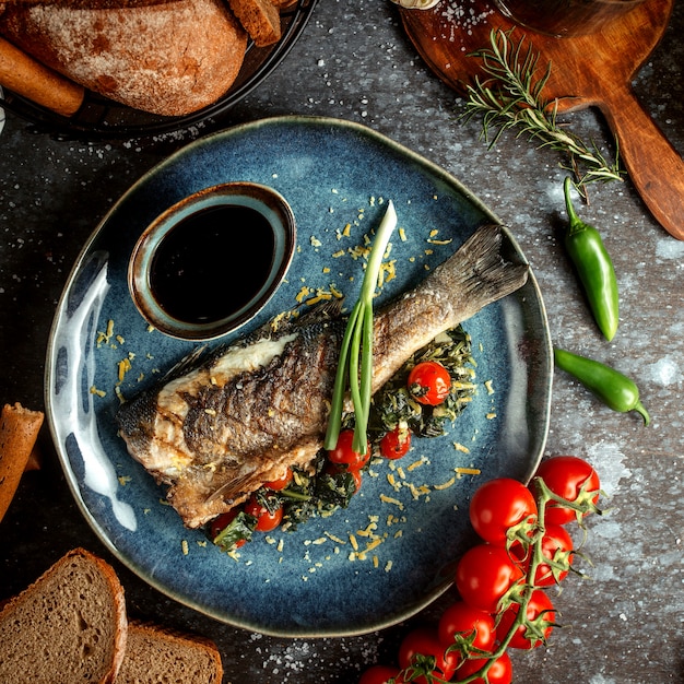 Foto gratuita pescado frito con tomate y narsharab