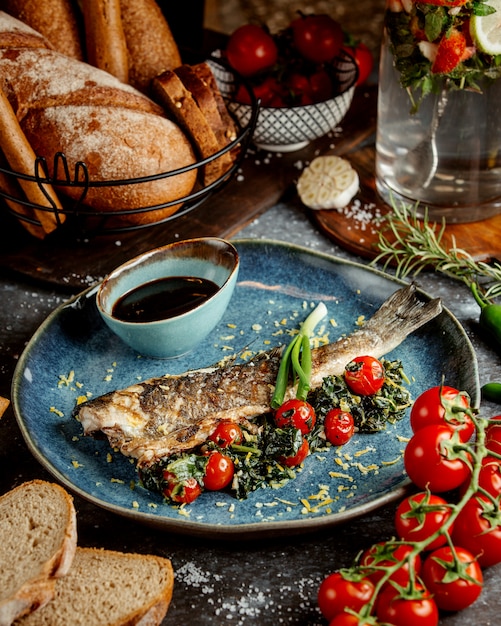 Pescado frito con tomate y salsa