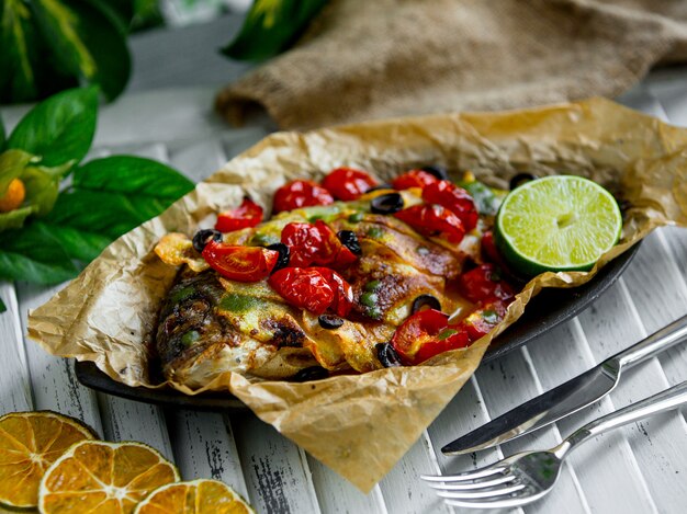 Pescado frito con verduras sobre la mesa