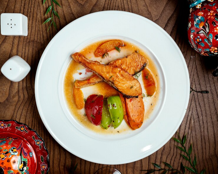 Foto gratuito pescado frito con verduras sobre la mesa