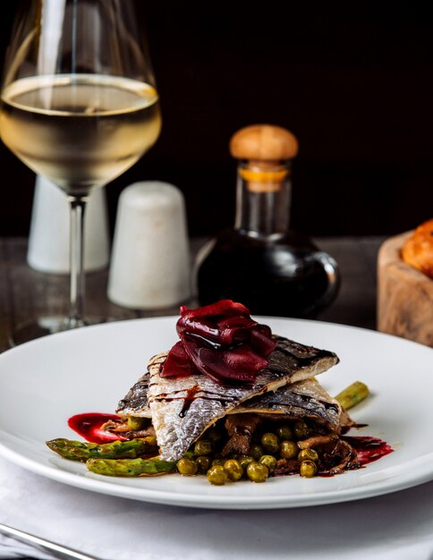 Pescado frito con verduras y vino blanco.