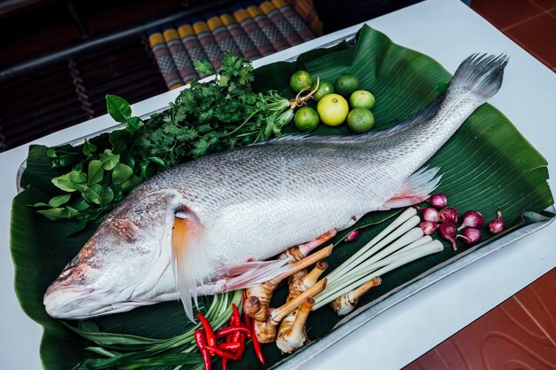 pescado grande preparado para cocinar