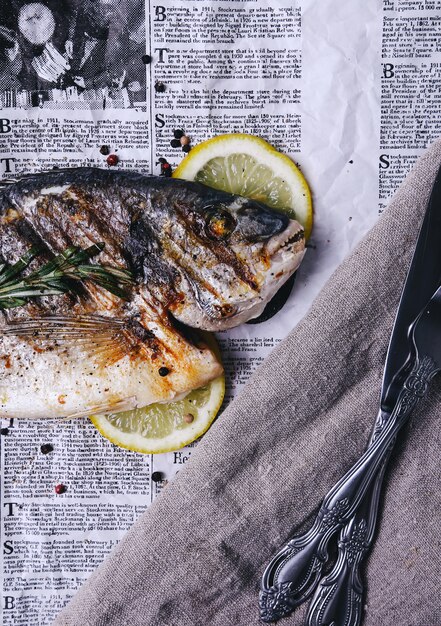 Pescado con limón en periódico