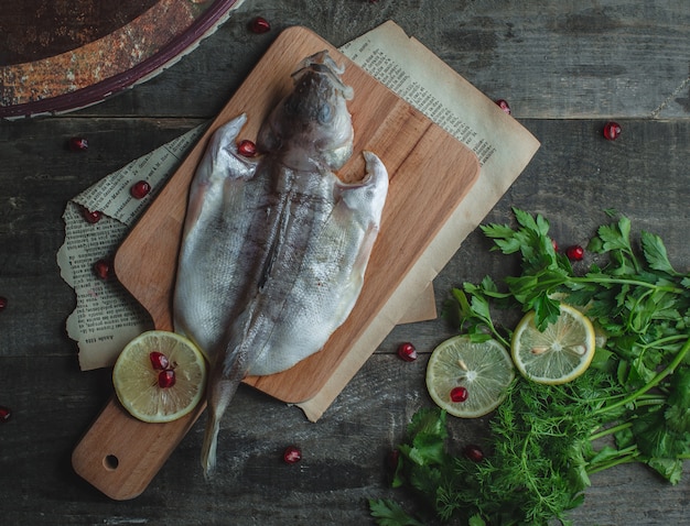 Pescado limpio y puesto con limón listo para cocinar