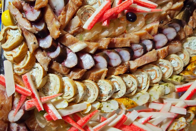 pescado en la mesa de banquete en el buffet