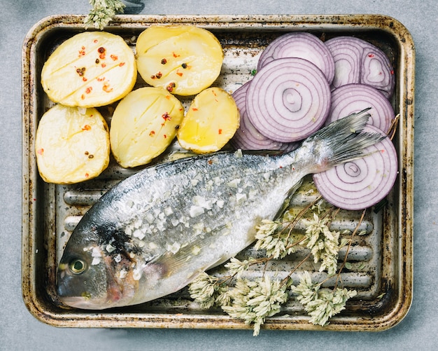 Pescado con patata y cebolla