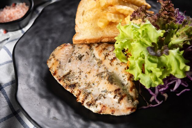 Pescado a la plancha con ensalada