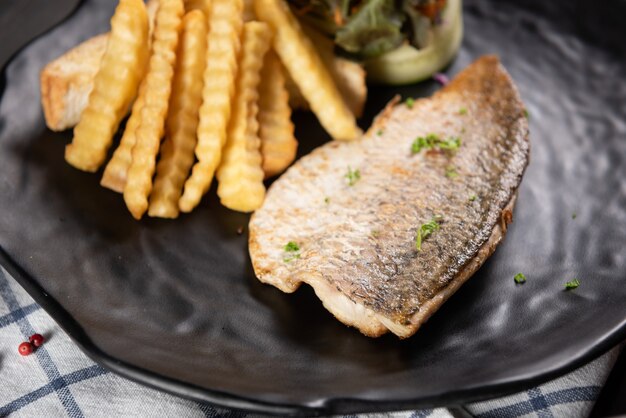 Pescado a la plancha con papas fritas