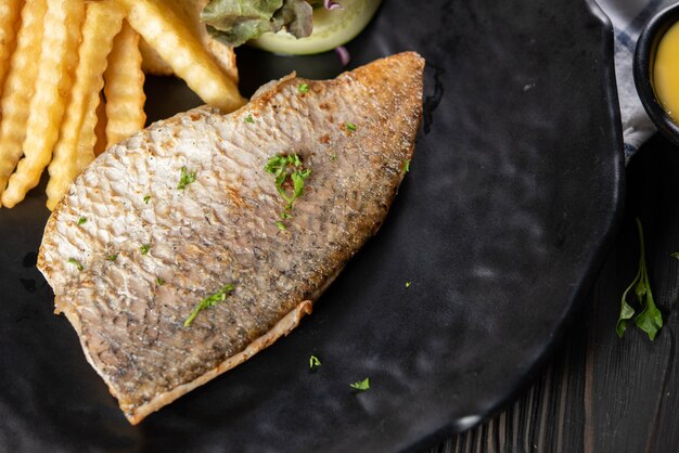 Pescado a la plancha con papas fritas