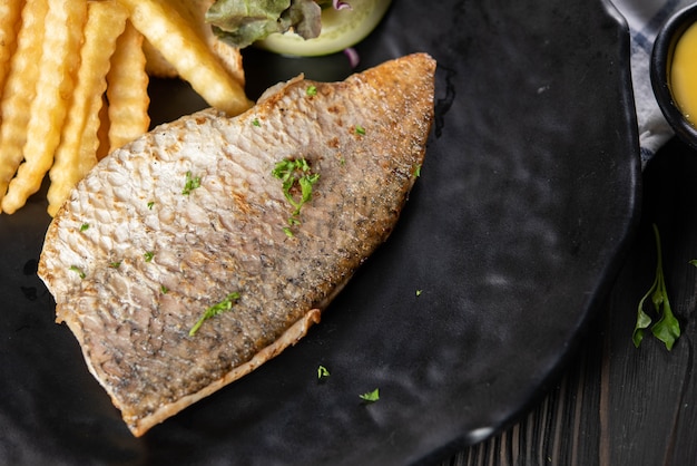 Pescado a la plancha con papas fritas