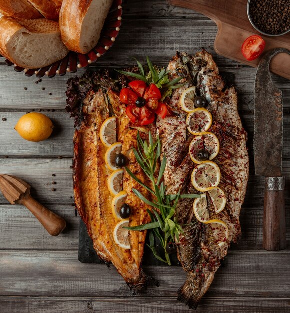 Pescado a la plancha y servido con limón y romero