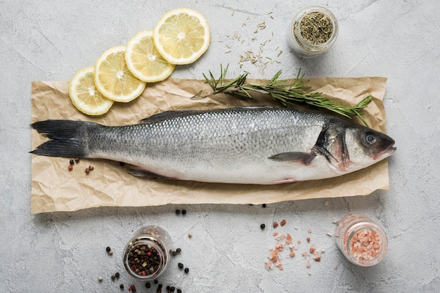 Pescado plano con hierbas y limón