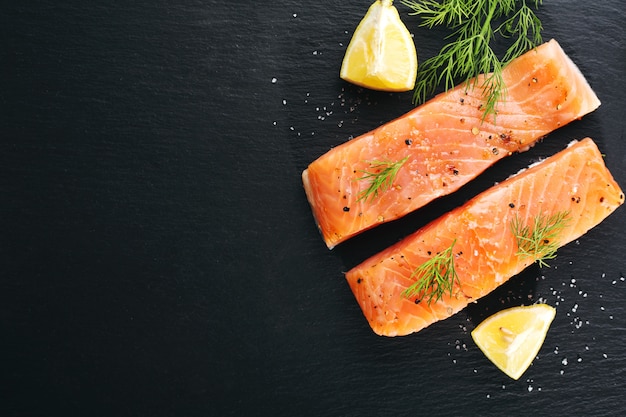 Foto gratuita pescado de salmón crudo en pizarra negra