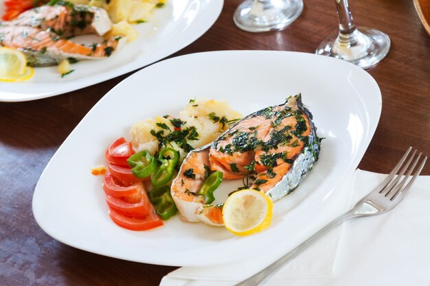 Pescado de salmón a la plancha en un plato