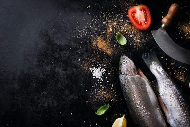 Foto gratuita pescado con tomates y especias