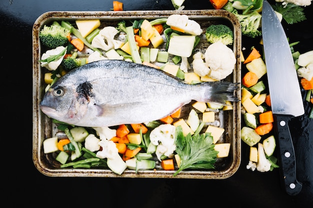 Foto gratuita pescado en vegetales