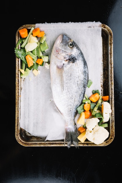 Foto gratuita pescado con verduras