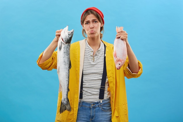 Foto gratuita pescadora vestida de manera informal procedente de un viaje de pesca