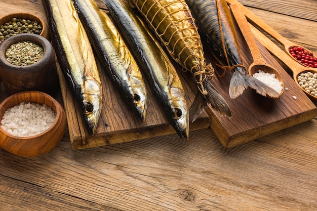 Pescados ahumados de alto ángulo en la mesa de madera