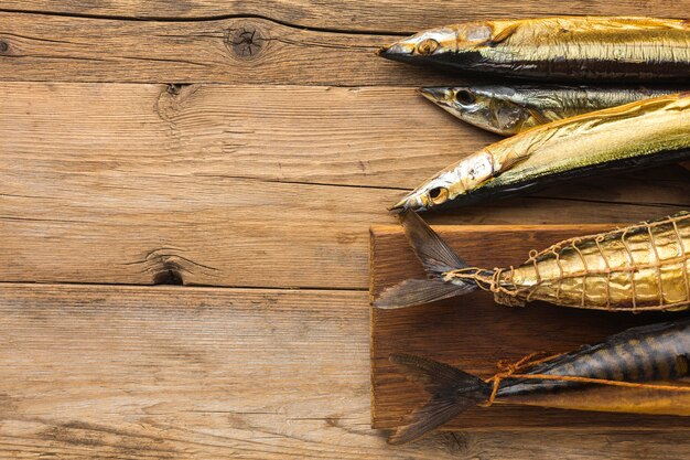 Pescados ahumados en mesa de madera