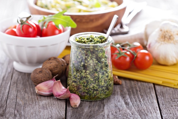 Foto gratuita pesto de rúcula y nueces