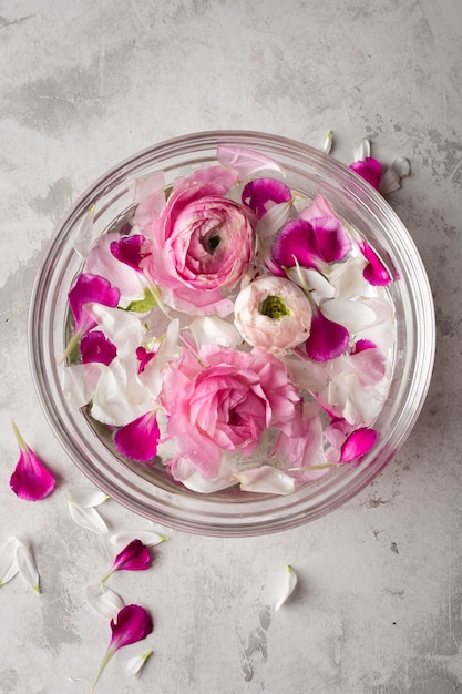 Pétalos de flores en un tazón sobre la mesa