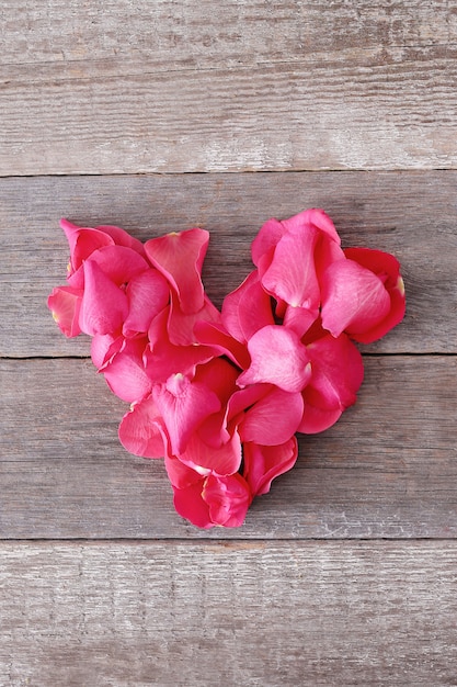 Pétalos de rosa en forma de corazón