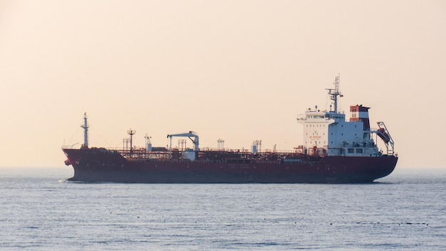 Petrolero flotante en Liverpool Reino Unido