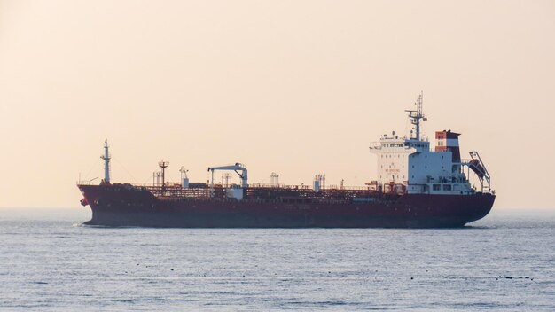 Petrolero flotante en Liverpool Reino Unido