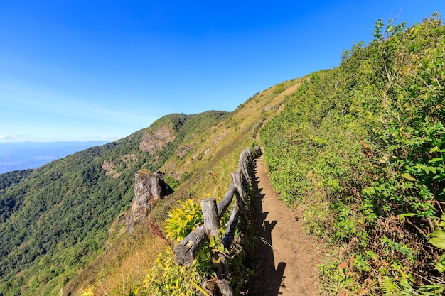 Pha Ngam Noi acantilado y vista del paisaje del valle en Kew Mae Pan sendero natural Parque Nacional Doi Inthanon Chiang Mai de Tailandia