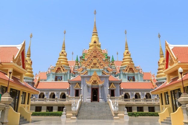 Foto gratuita phra mahathat chedi phakdee prakat pagoda en la cima de la montaña en baan grood prachuap khiri khan tailandia