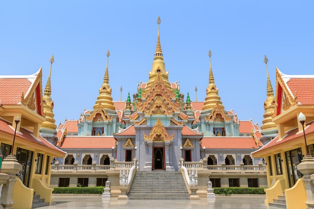 Phra Mahathat Chedi Phakdee Prakat Pagoda en la cima de la montaña en Baan Grood Prachuap Khiri Khan Tailandia