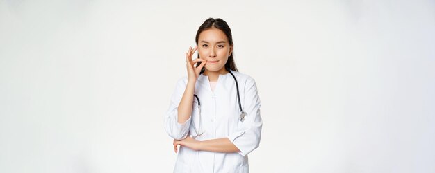 Physicianpatient privilegio confidencialidad médica mujer asiática doctor mostrando silencio boca zip gest