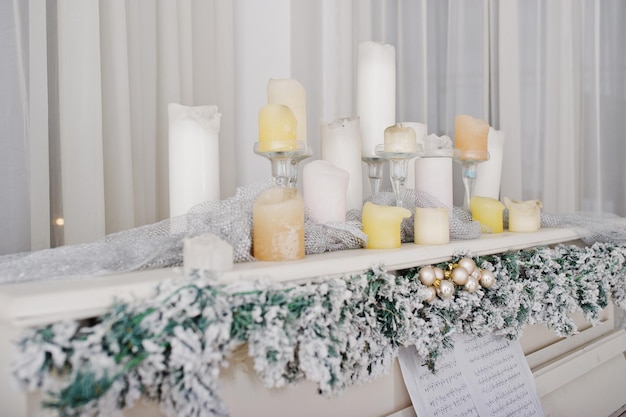 Piano blanco con velas Concepto de felices vacaciones de invierno