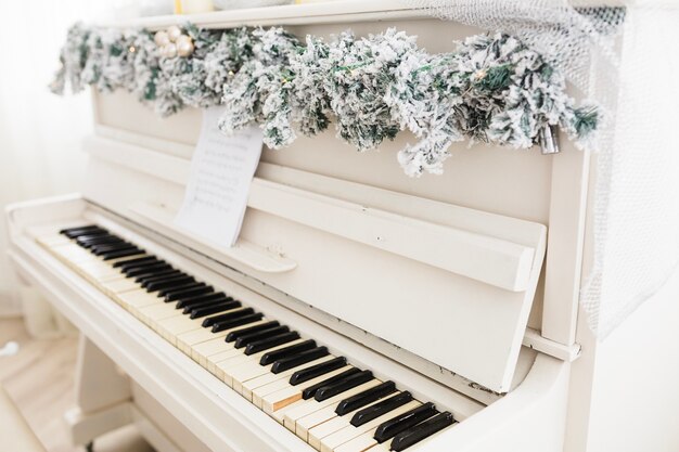 Piano con decoración de invierno