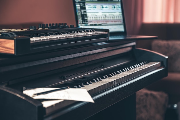 Piano electrónico y guitarra en el interior de la habitación.