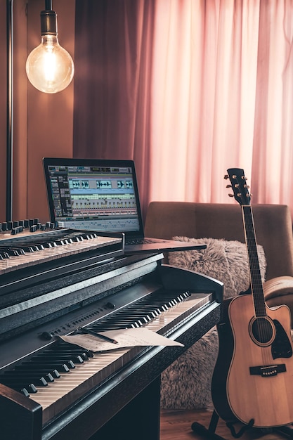 Foto gratuita piano electrónico y guitarra en el interior de la habitación.