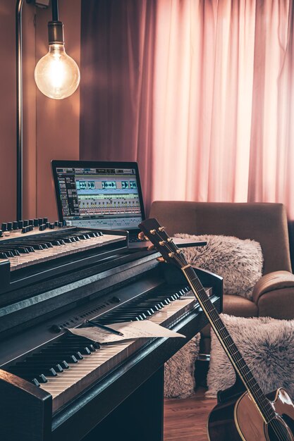 Piano electrónico y guitarra en el interior de la habitación.