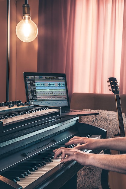 Piano electrónico y guitarra en el interior de la habitación.