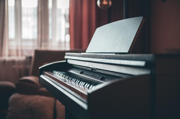 Piano electrónico en el interior de la habitación sobre un fondo borroso