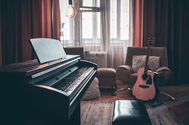 Piano electrónico en el interior de la habitación sobre un fondo borroso