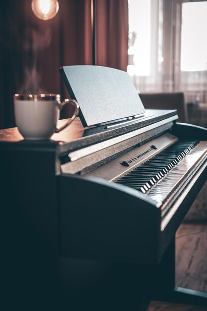 Piano electrónico en el interior de la habitación sobre un fondo borroso