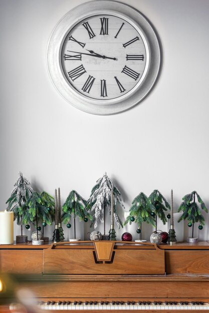 Piano de madera en un interior decorado para Navidad