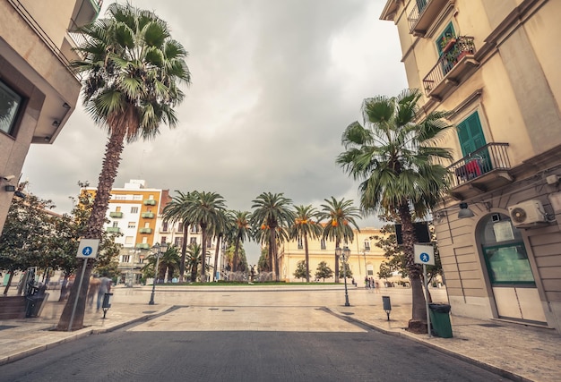 Piazza Maria Immacolata en la ciudad de Taranto en la región de Apulia de Italia. Plaza con palmeras en el centro. En el centro histórico de la localidad.