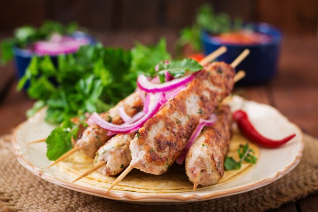 Picada Lula kebab de pavo a la parrilla (pollo) en un plato.