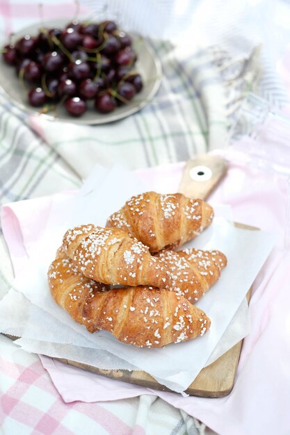 Picnic al aire libre con croissants y uvas