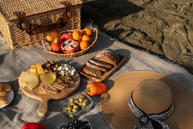 Picnic de alto ángulo bodegón con comida