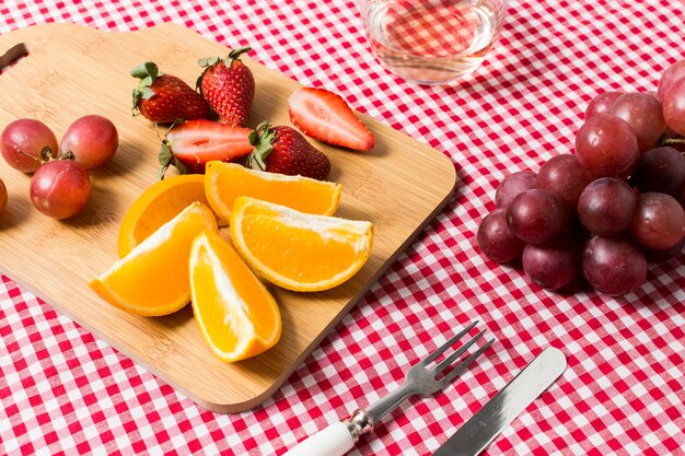 Foto gratuita picnic de alto ángulo con primer plano de deliciosas frutas