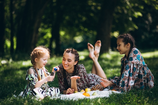 Picnic familiar con frutas y burbujas